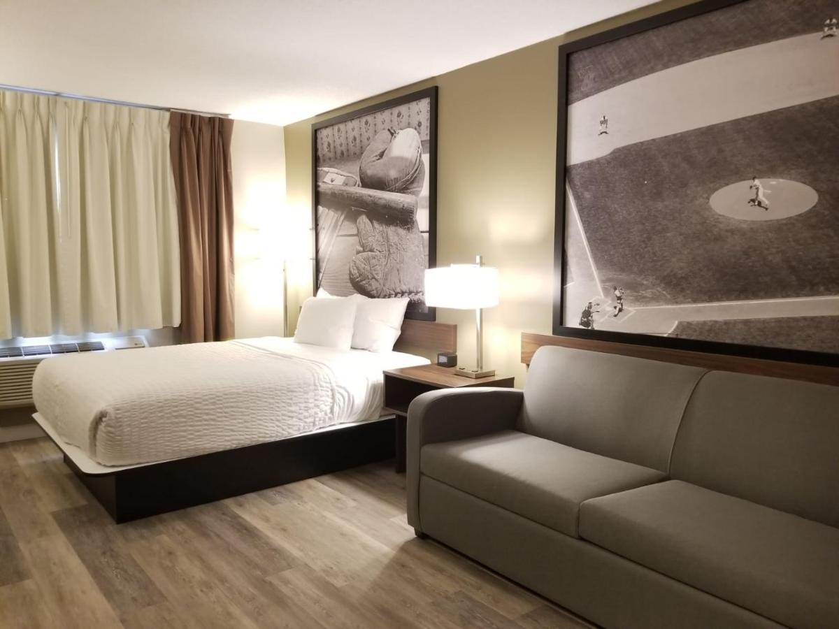 Super 8 By Wyndham Winnipeg West Экстерьер фото